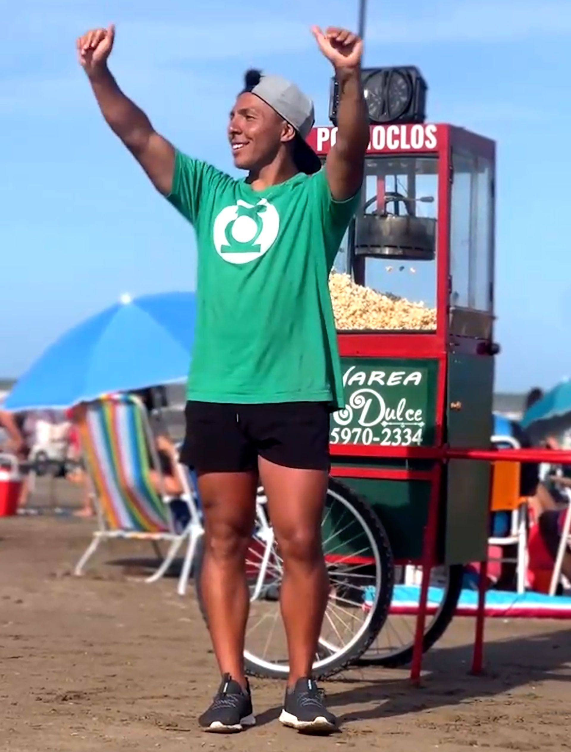 El pochoclero bailarín de las playas de La Costa que con su show de ritmos brasileros atrae a más cliente y es furor en ventas