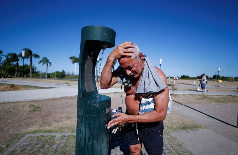 Ante fenómenos de calor exremo, es imprescindible la buena y constante hidratación. (REUTERS/Agustín Marcarian)