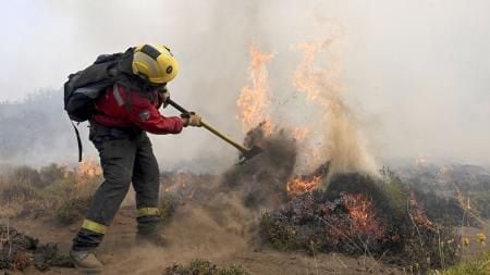 brigadista en el incendio forestal en el Parque Nacional Los Alerces