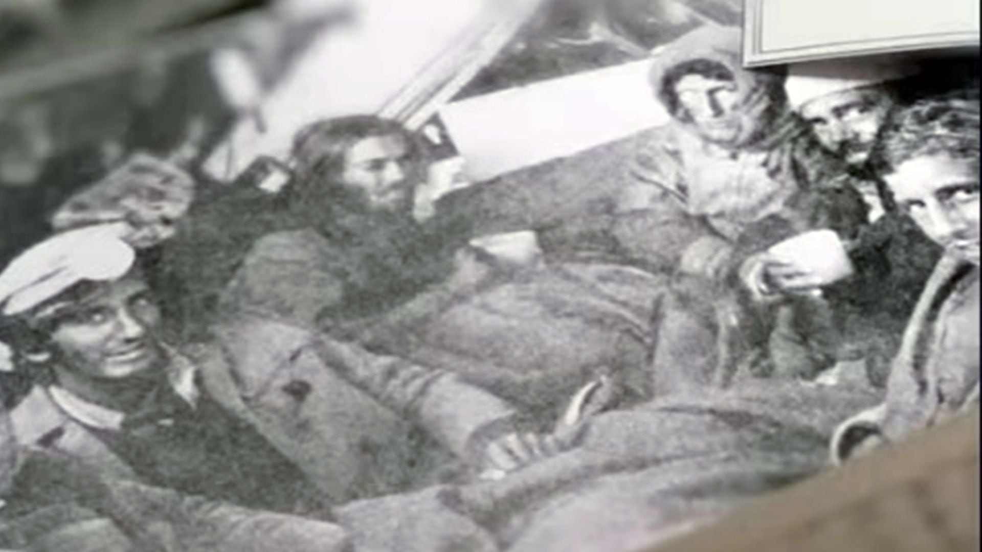 Las fotos que se sacaron los sobrevivientes de la tragedia Los Andes y fueron recreadas en el film, analizadas por dos de ellos