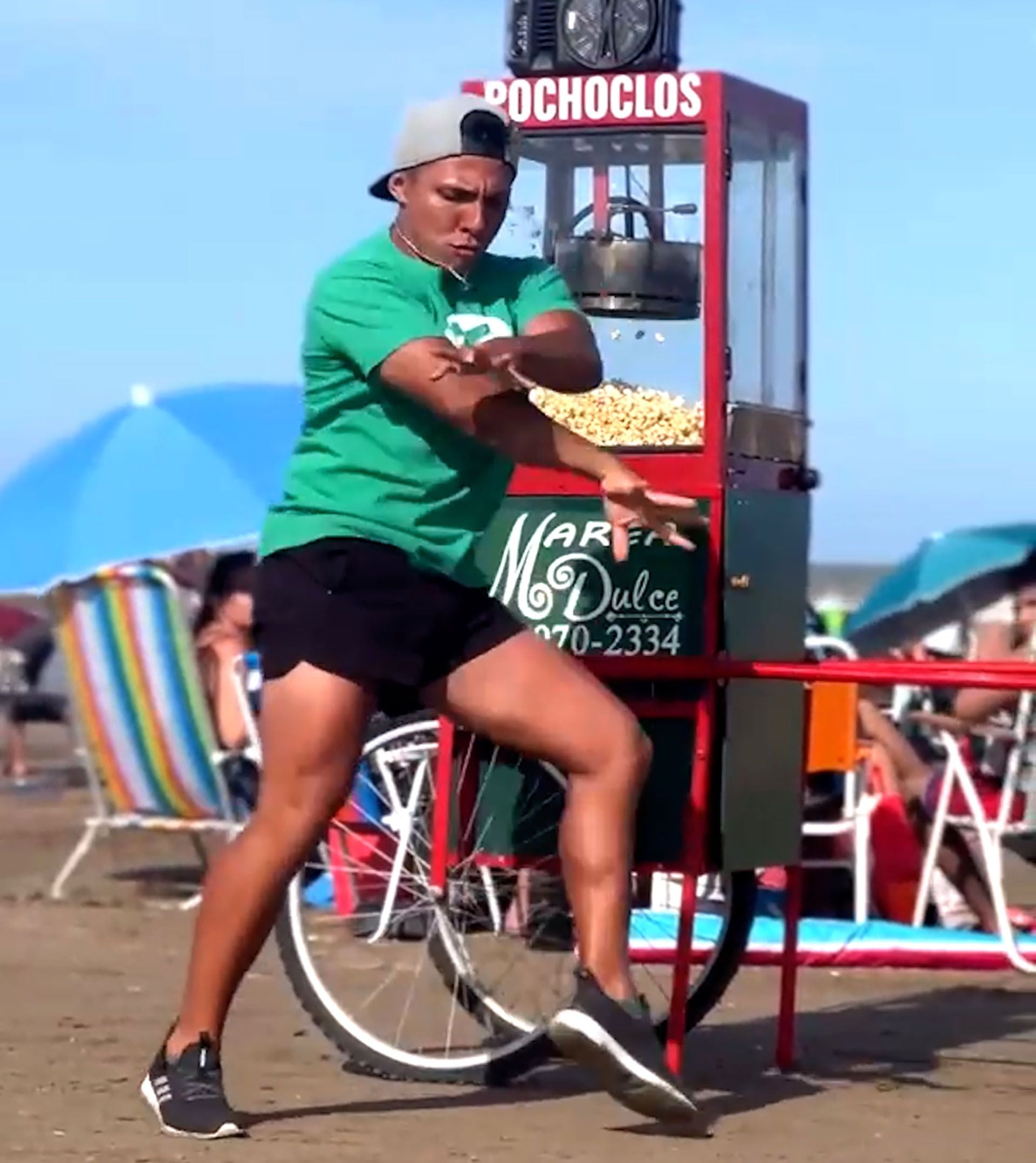 El pochoclero bailarín de las playas de La Costa que con su show de ritmos brasileros atrae a más cliente y es furor en ventas