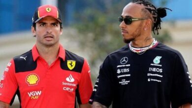 Photo of El ácido comentario de Carlos Sainz a Lewis Hamilton tras el impacto que generó su llegada a Ferrari