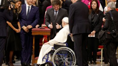 Photo of El primer encuentro público entre Milei y el Papa Francisco: un saludo y un abrazo fuera de protocolo