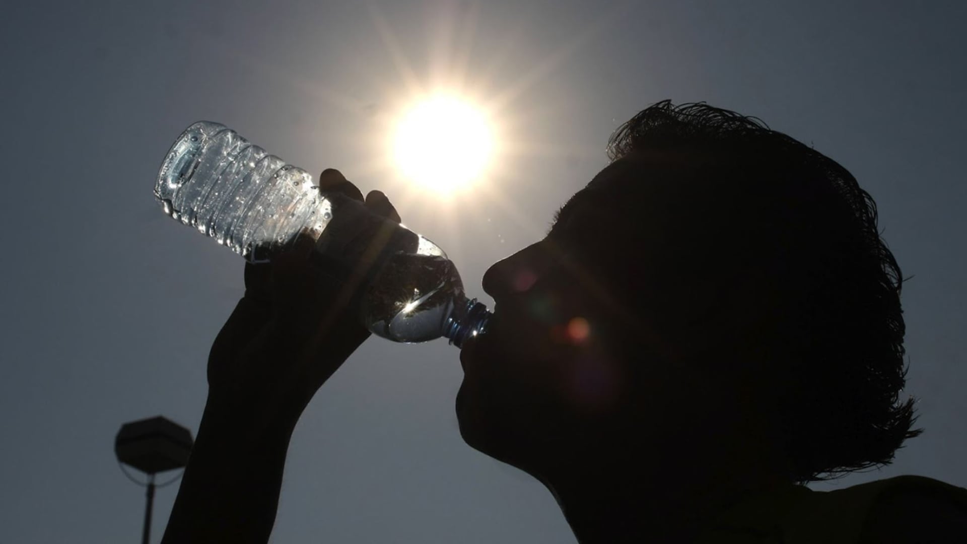 Peligro por el golpe de calor: largas horas de exposición al sol, deshidratación y agotamiento pueden llevar a la muerte