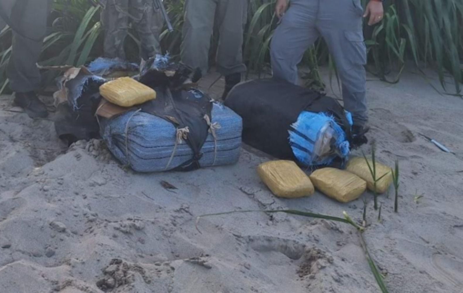 Detuvieron a orillas del Río Bermejo a dos personas que intentaron huir con 42 kilos de marihuana (GNA)