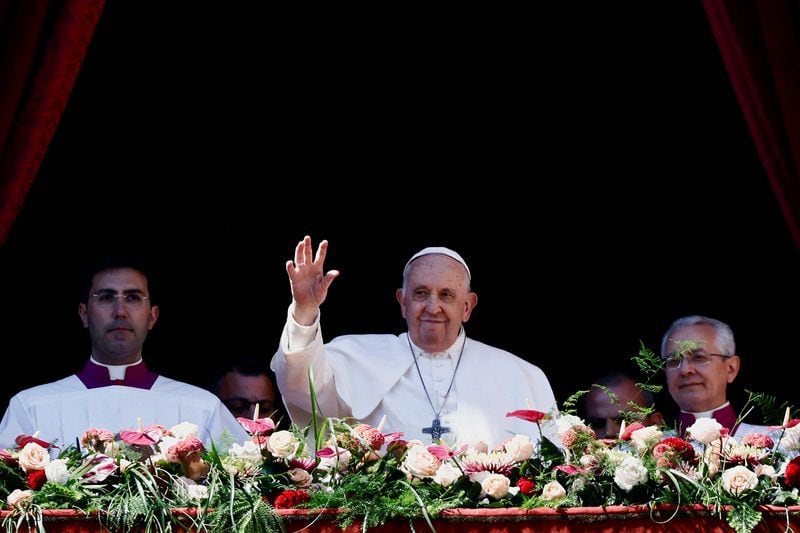 El papa Francisco saluda desde un baclón el día de su mensaje "Urbi et Orbi" en la plaza de San Pedro, el domingo de Pascua, en el Vaticano, el 9 de abril de 2023 (REUTERS/Yara Nardi)