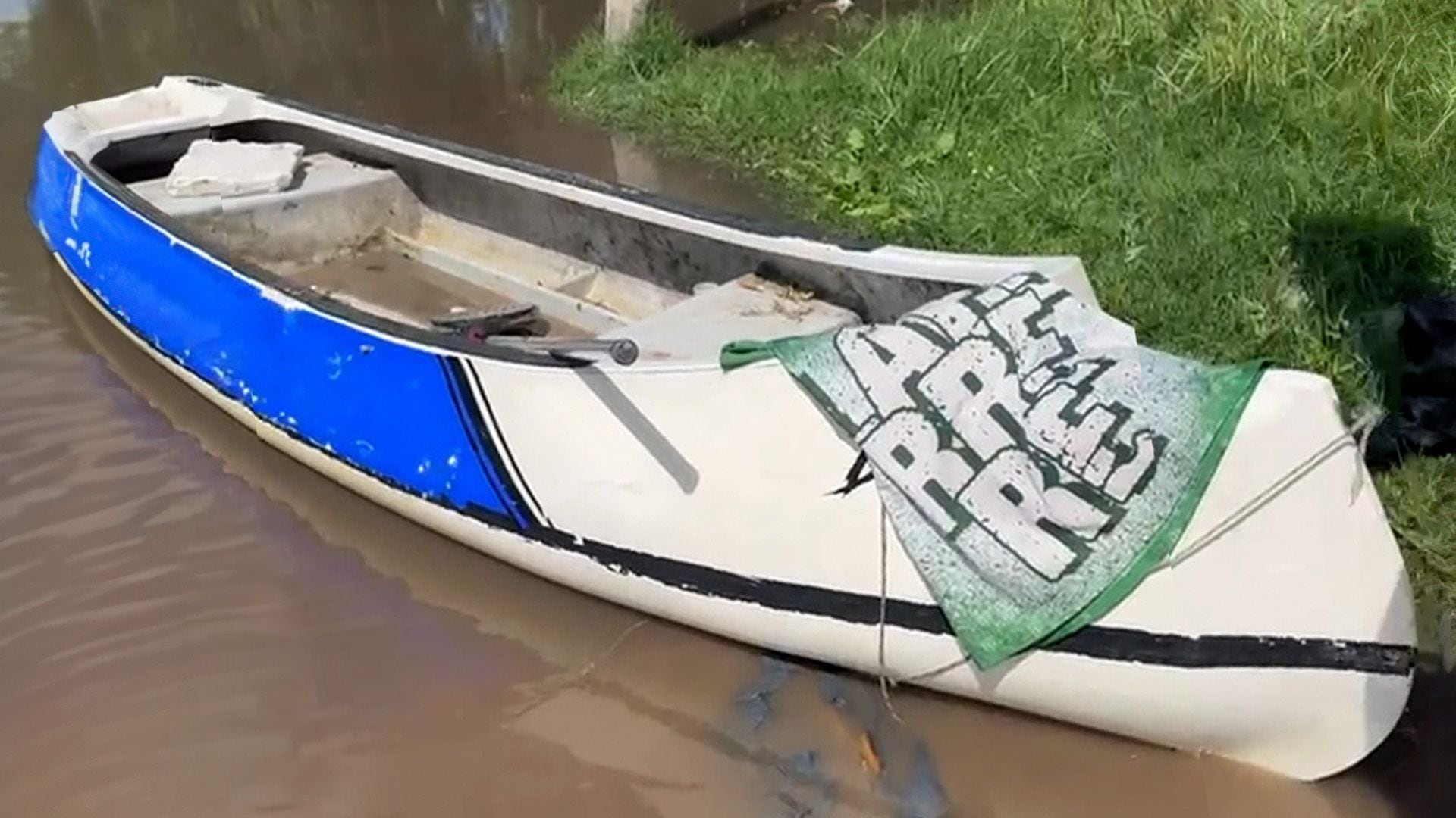 Canoa narco en el Río Matanza