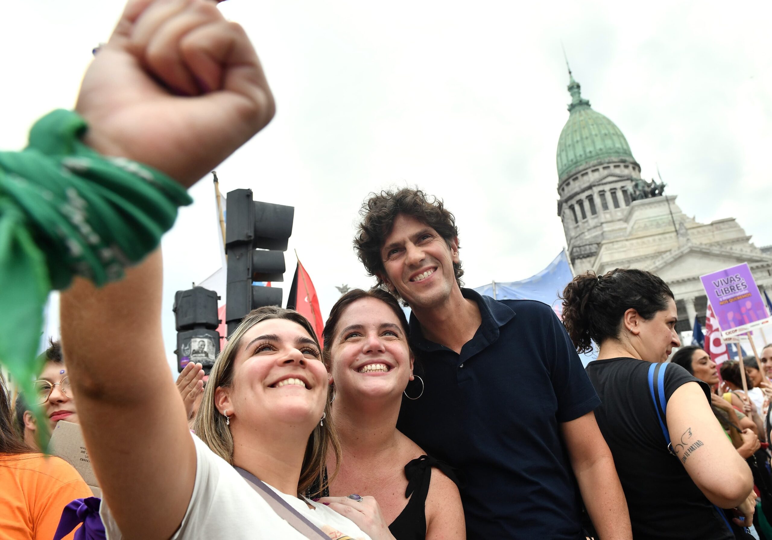 Martín Lousteau acompañó a mujeres radicales a movilizarse por el 8M