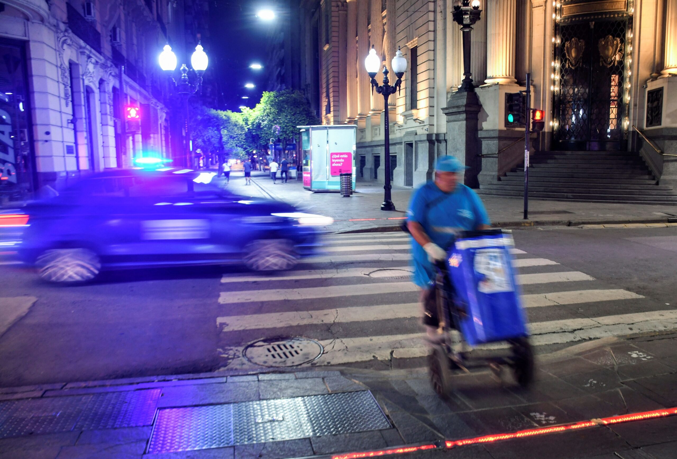 El lunes por la noche las calles estaban desierta (REUTERS)