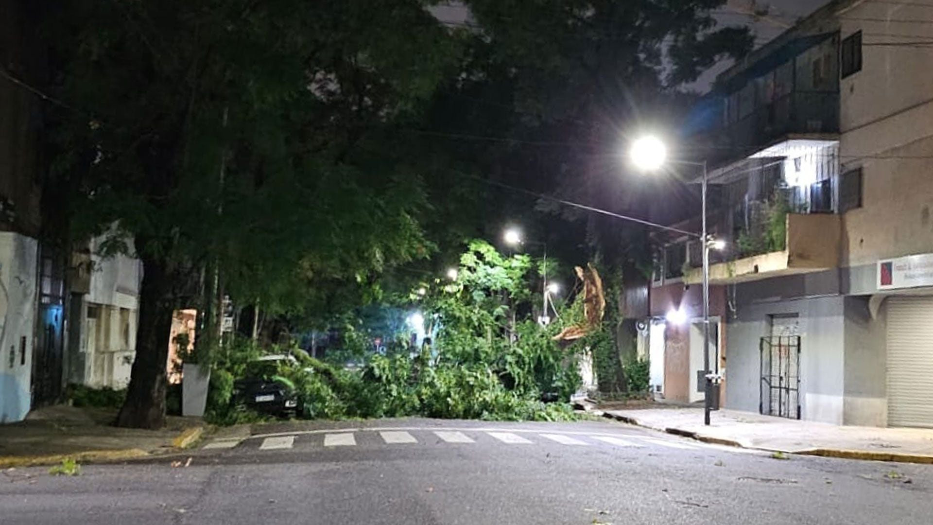 Lluvia torrencial y fuertes ráfagas de viento en el AMBA y alrededores