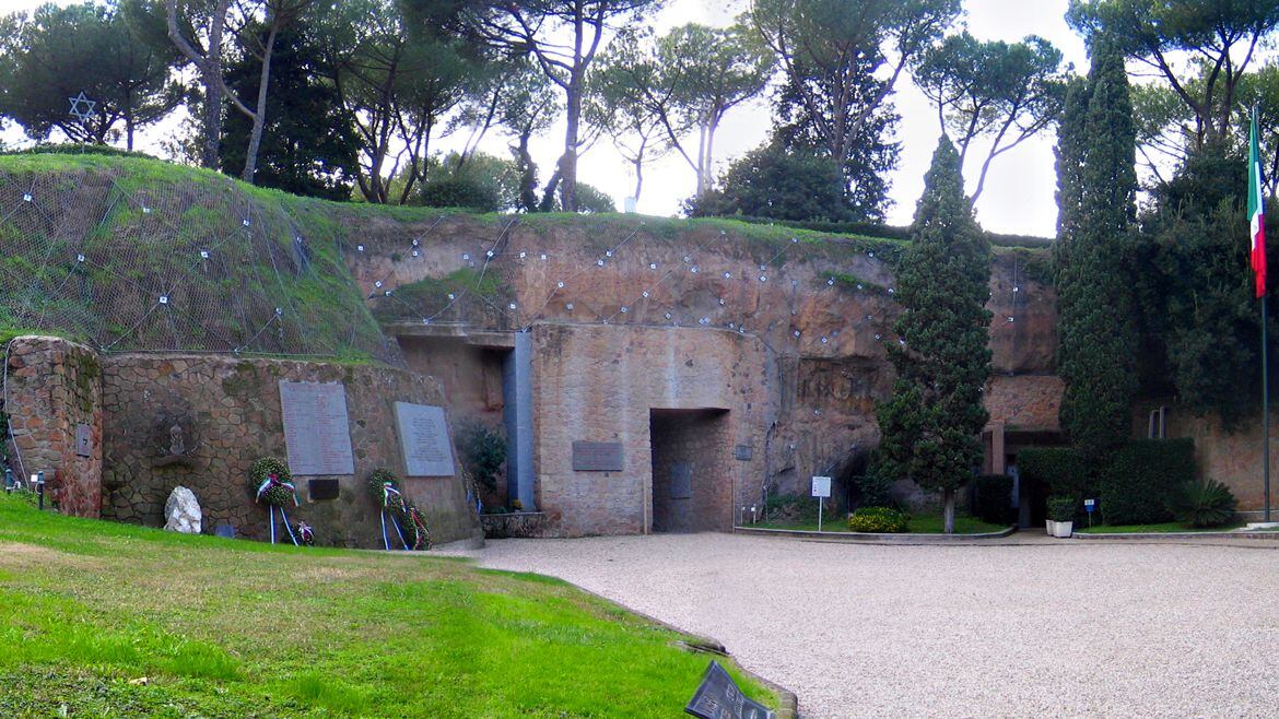  Monumento en recuerdo a las víctimas que fueron ejecutadas el 24 de marzo de 1944