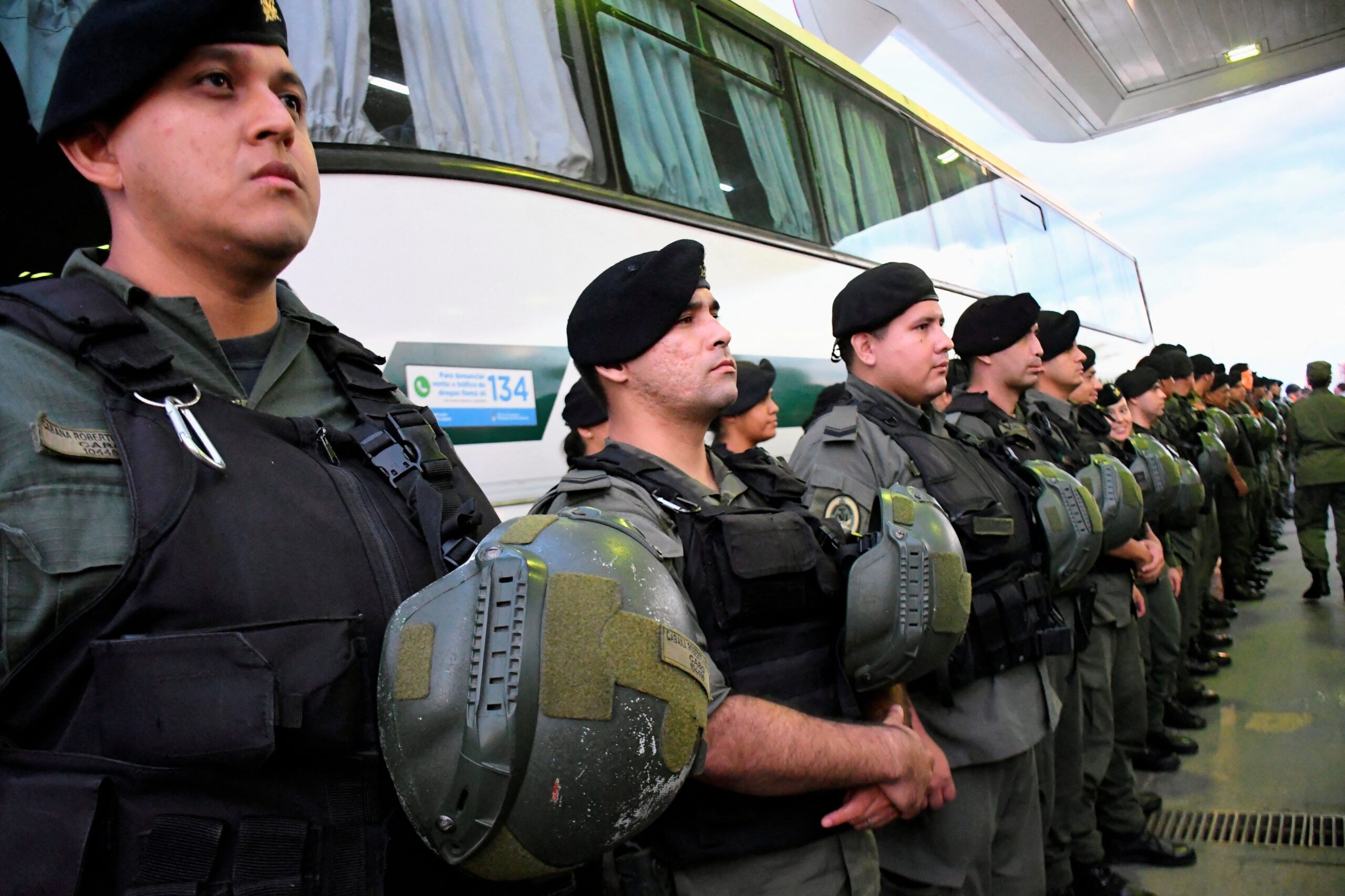 La Gendarmería al llegar a Rosario (REUTERS/Stringer)