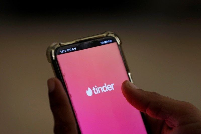 Se conocieron por Tinder y él la estafó (REUTERS)