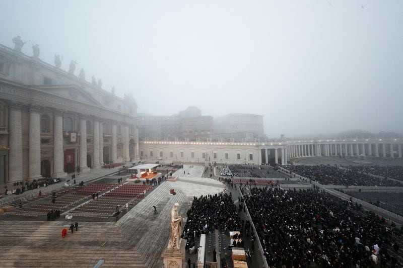 Gente se reúne en la plaza de San Pedro el día del funeral del Papa Benedicto XVI en Ciudad del Vaticano (Reuteurs)