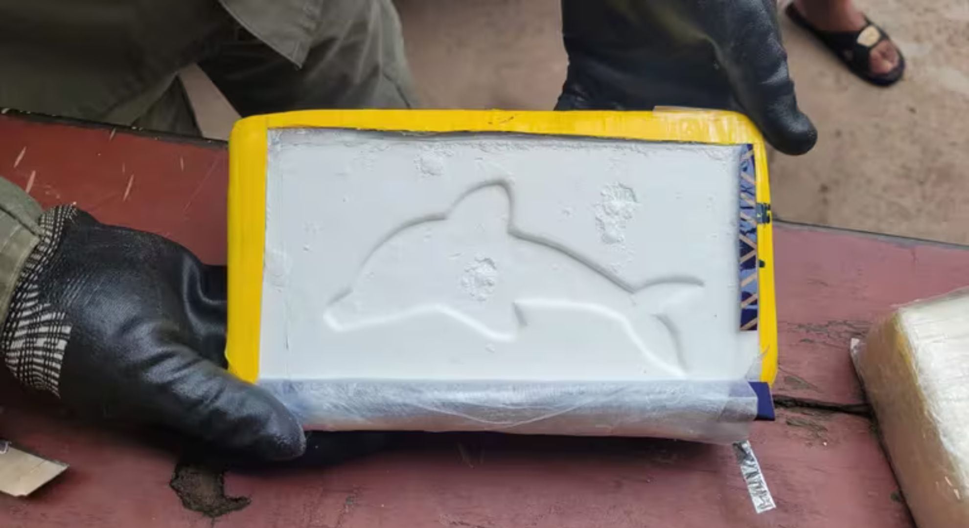 cocaína ladrillo cinta amarilla con el sello del delfín