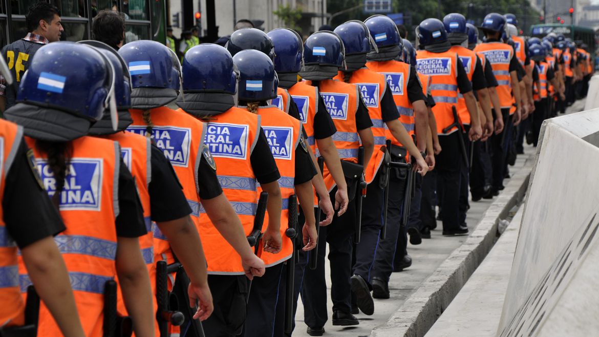 Uniformados de la Policía Federal forman fila en un operativo de seguridad (Adrián Escandar)