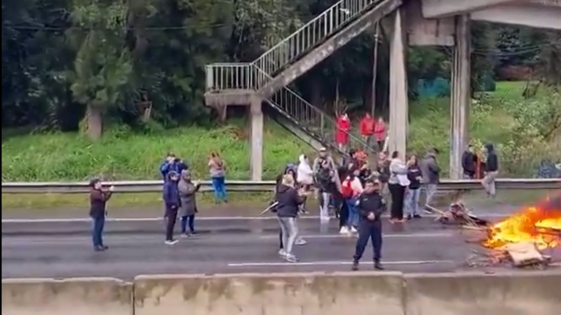 Vecinos cortan la Panamericana en reclamo de la reconstrucción un puente peatonal derribado por un camión