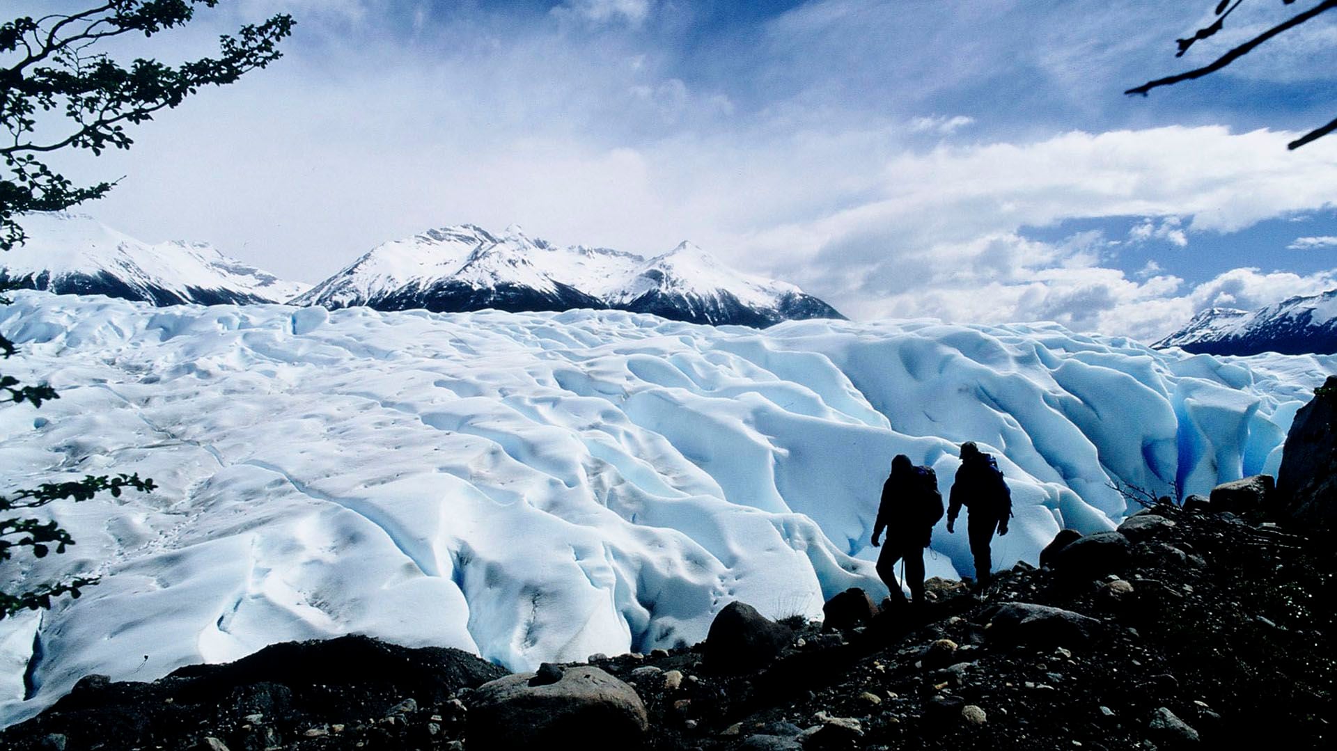En el glaciar se equipa a los aventureros con los necesarios calambres o crampones (NA) 