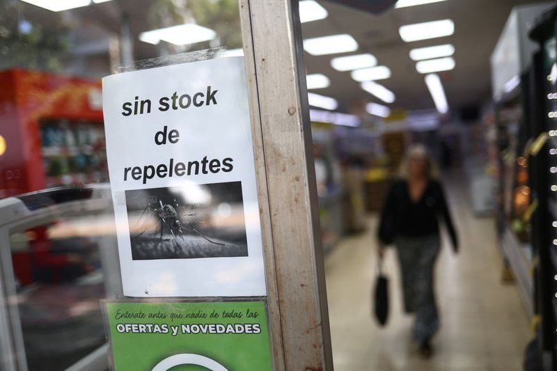 Los carteles que anuncian la falta de repelentes, una constante en varios comercios (Reuters/Matias Baglietto)