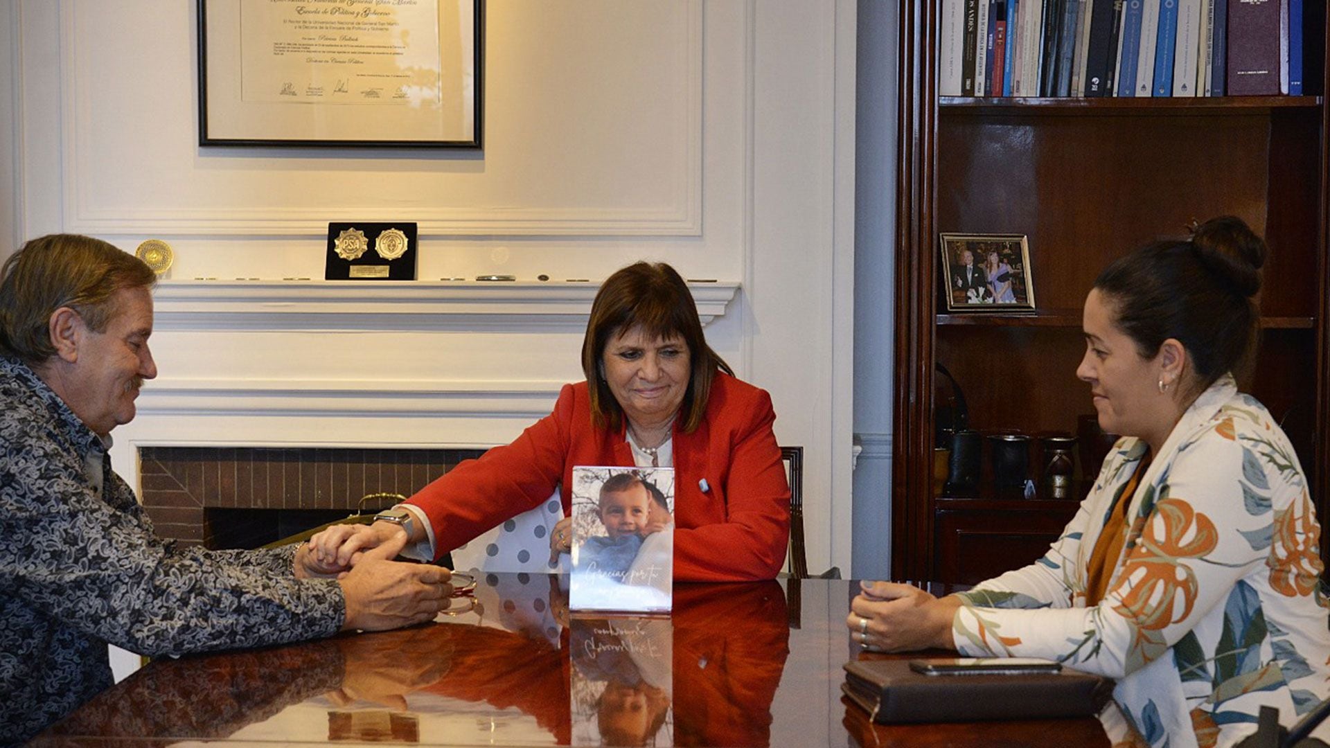 Patricia Bullrich con los abuelos de Lucio Dupuy