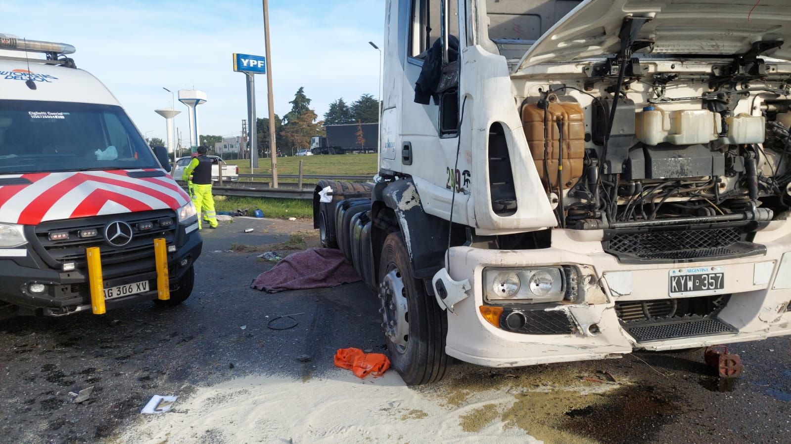 Accidente fatal en la Panamericana: un chofer perdió el control de su camión, salió despedido y fue atropellado por su propio vehículo