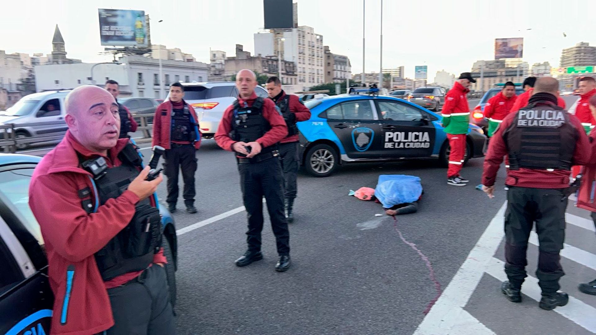 Ladrón muerto en la autopista de la avenida 9 de julio