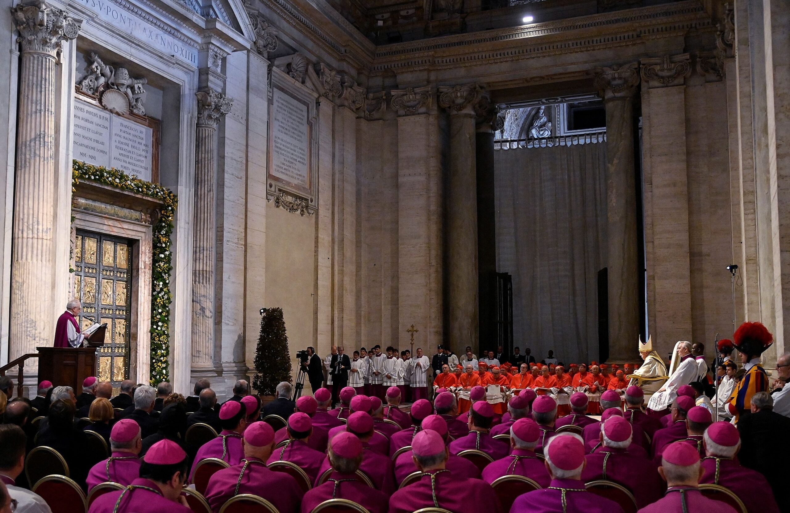 El Papa Francisco escucha la lectura que el obispo Leonardo Sapienza hace de la Bula Jubilar en la Basílica de San Pedro el 9 de mayo. Frente al sumo pontífice se encuentra la Puerta Santa que será abierta el 24 de diciembre próximo (Riccardo Antimiani/Pool via REUTERS)