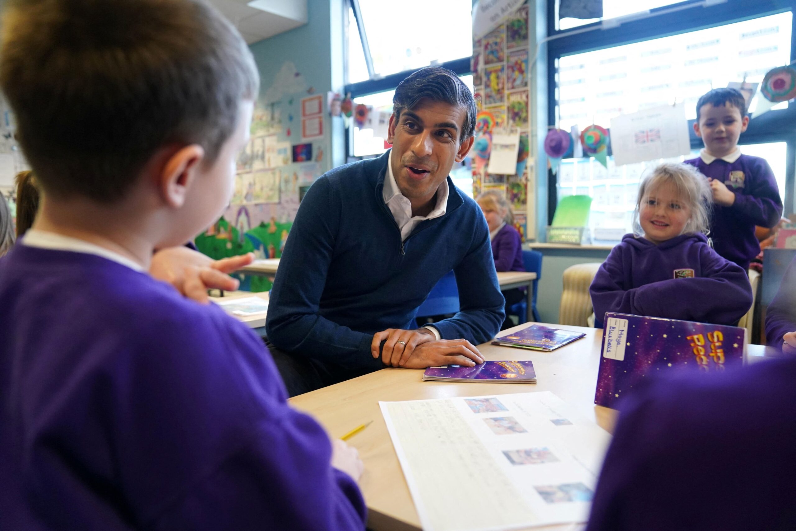 El Premier británico considera que los niños no deben recibir contenidos perturbadores e inapropiados para su edad (archivo: visita del primer ministro Rishi Sunak a una escuela primaria en Sutton-in-Ashfield, Nottinghamshire, en enero 2024 (Jacob King/Pool via REUTERS)