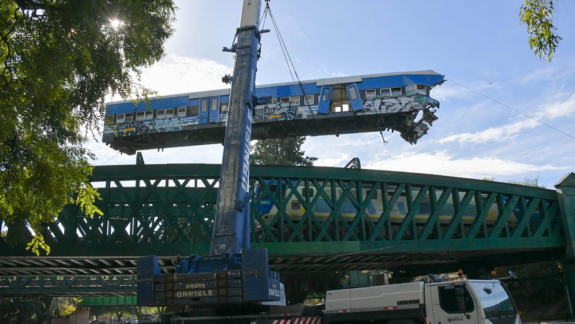 Trasladan los vagones por el choque de trenes en Palermo