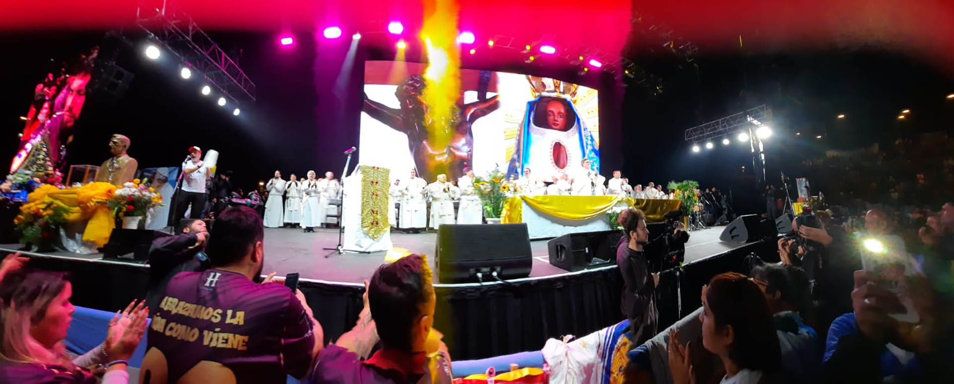 En la misa de homenaje al Padre Mugica, se leyó un comunicado del Papa Francisco en el Luna Park