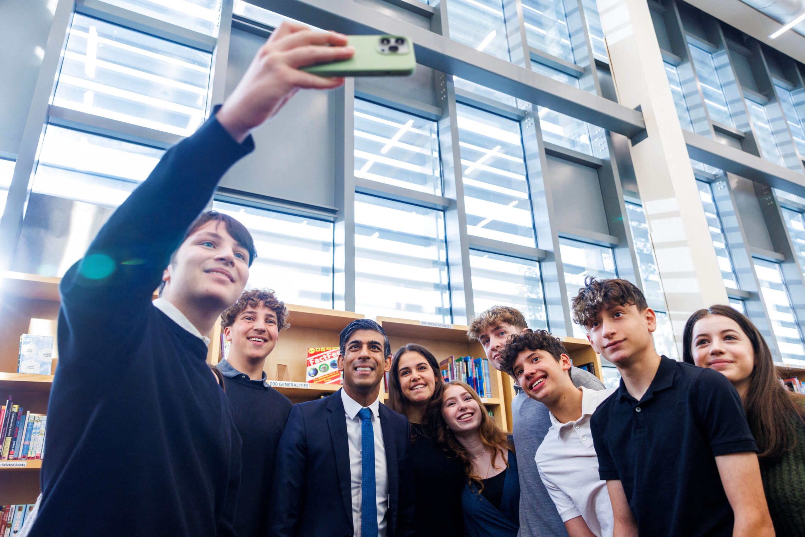 Una nueva guía del gobierno limita los contenidos y la edad a partir de la cual se puede dictar educación sexual y les da derecho de supervisión a los padres (foto de archivo: el Premier Rishi Sunak posa junto a estudiantes de un colegio judío en Londres, en octubre de 2023. Jonathan Buckmaster/Pool via REUTERS)