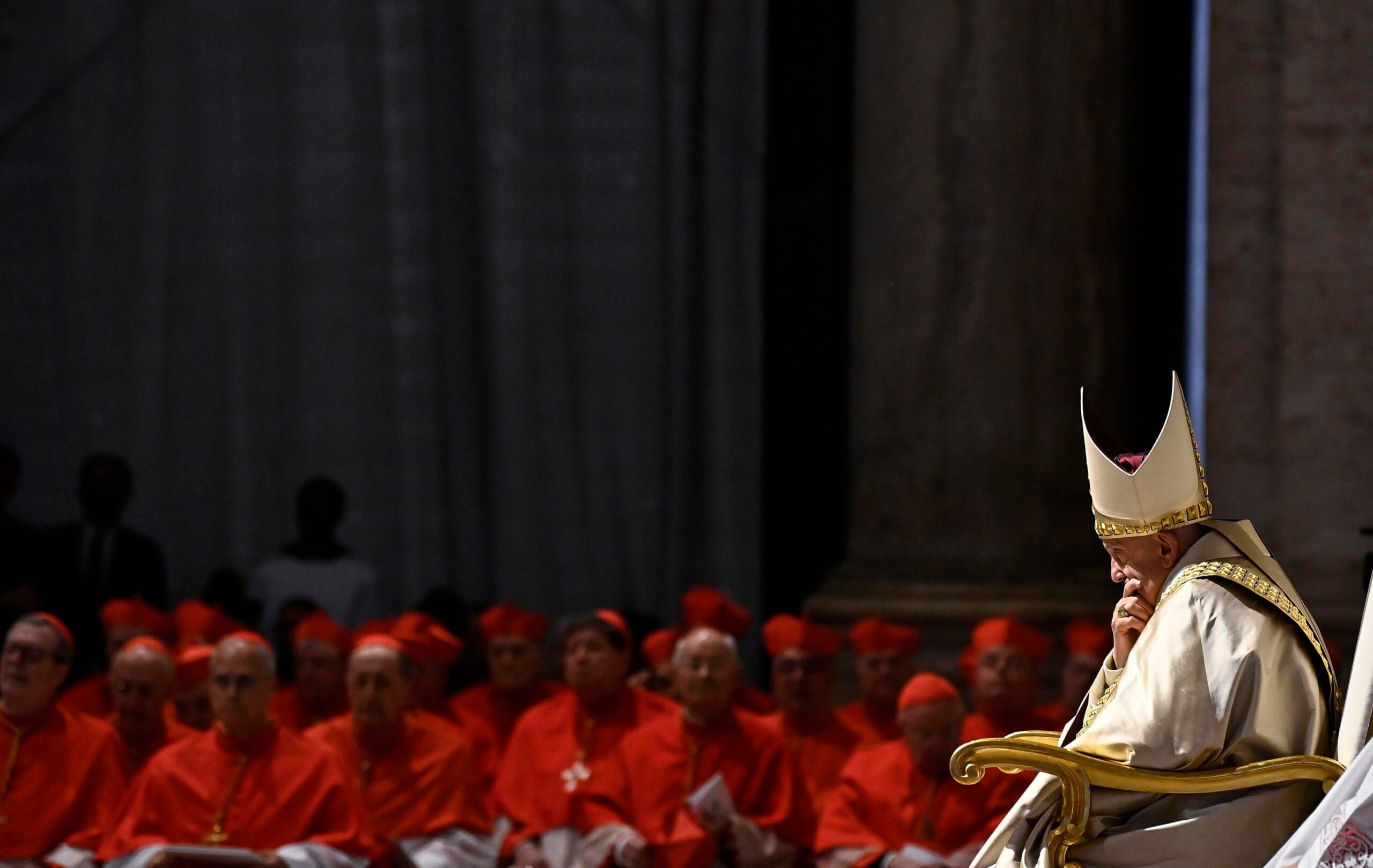 El papa Francisco presenta en una ceremonia en el atrio de la basílica de San Pedro la bula que oficializa el gran Jubileo de 2025  (EFE/EPA/Riccardo Antimiani)
