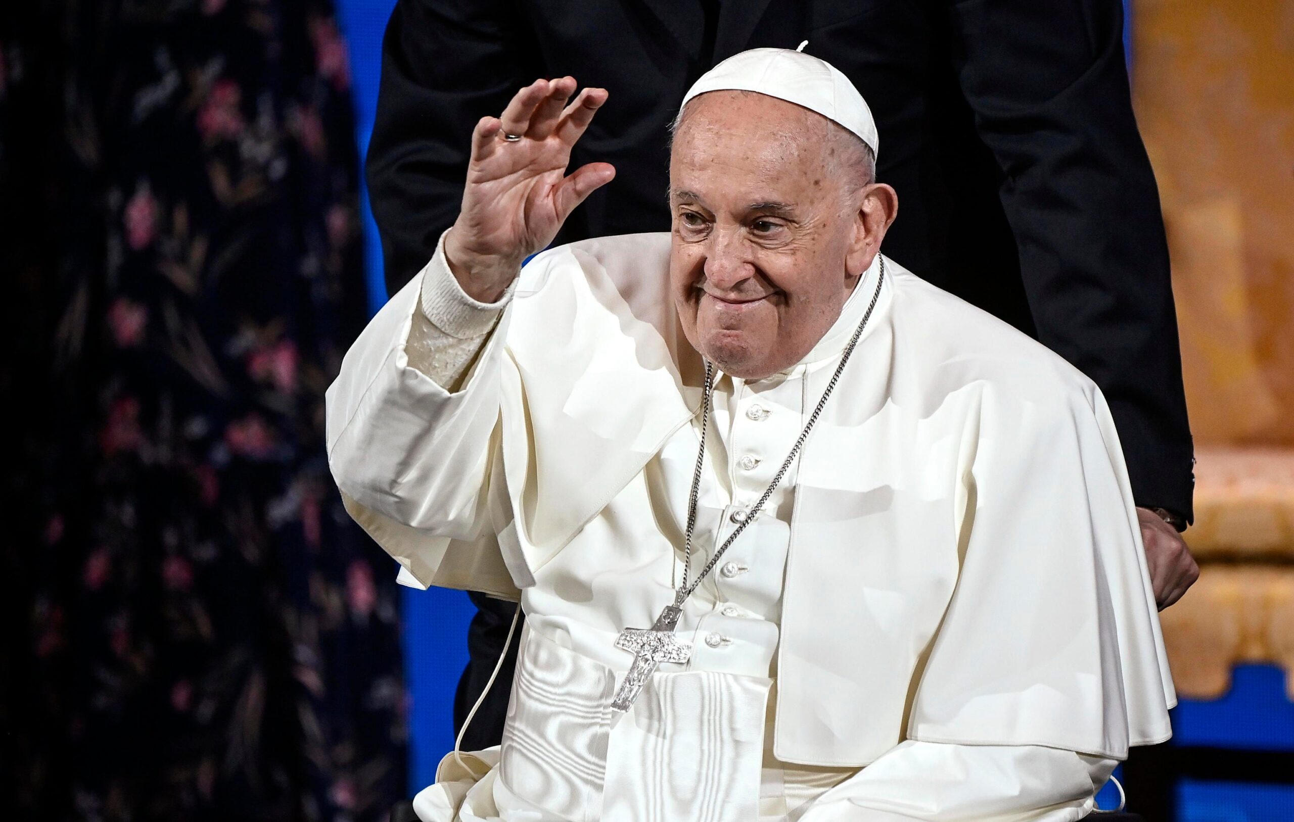 El papa Francisco saluda a los asistentes a los "Estados Generales de la Natalidad" en Roma, Italia, el 10 de mayo de 2024 (EFE/EPA/Riccardo Antimiani)
