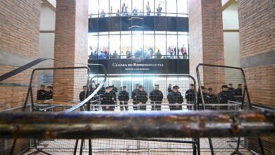 Photo of Se agrava el conflicto en Misiones: los docentes se manifiestan frente a la casa del gobernador tras ser reprimidos en la Legislatura