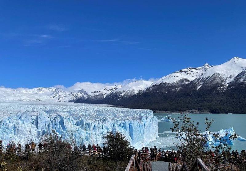 El desprendimiento de hielo en el Glaciar Perito Moreno es un fenómeno natural que atrae a visitantes globales. (REUTERS/Lucinda Elliott)