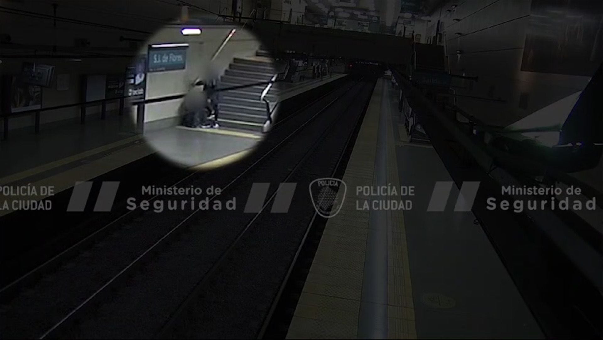 Un joven arrastró a su novia por las escaleras del subte y terminó detenido