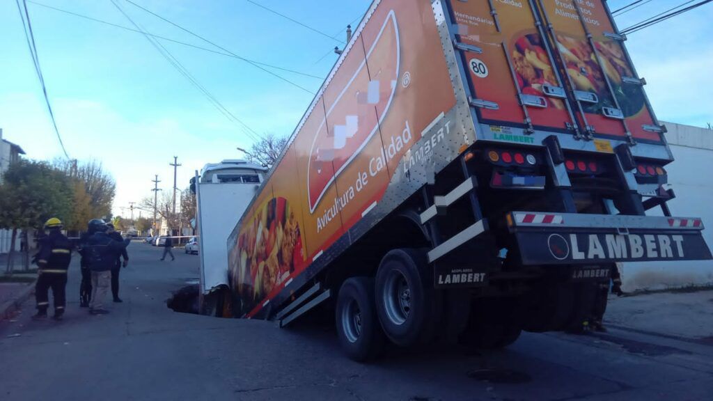 Un camión que trasladaba pollos se hundió en un pozo sobre el asfalto en Río Cuarto