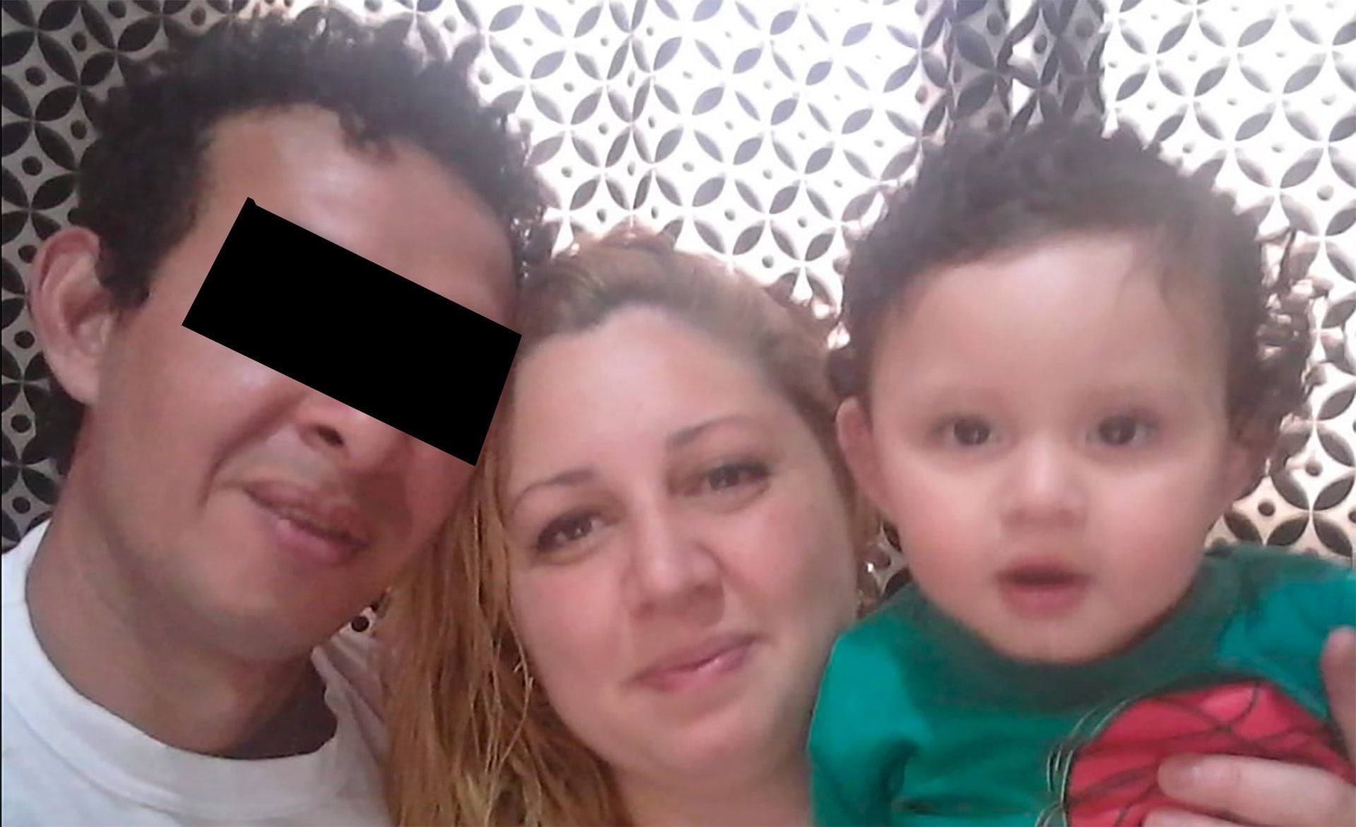 Una mujer y su hijo murieron en un incendio en su casa y el padre del chico fue detenido. Investigan si estuvo vinculado al siniestro