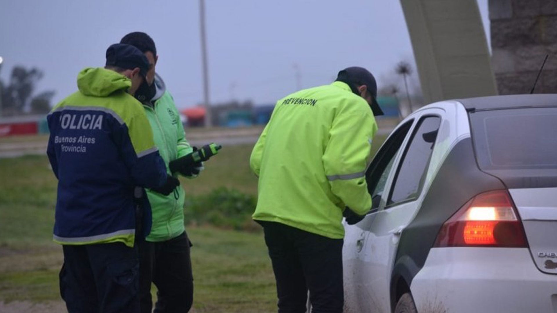 Dos agentes de tránsito resultaron heridos por un conductor que evadió un control en Berisso