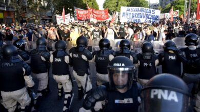 Photo of Piqueteros marcharán al Congreso contra la Ley Bases y se aplicará el protocolo del Gobierno