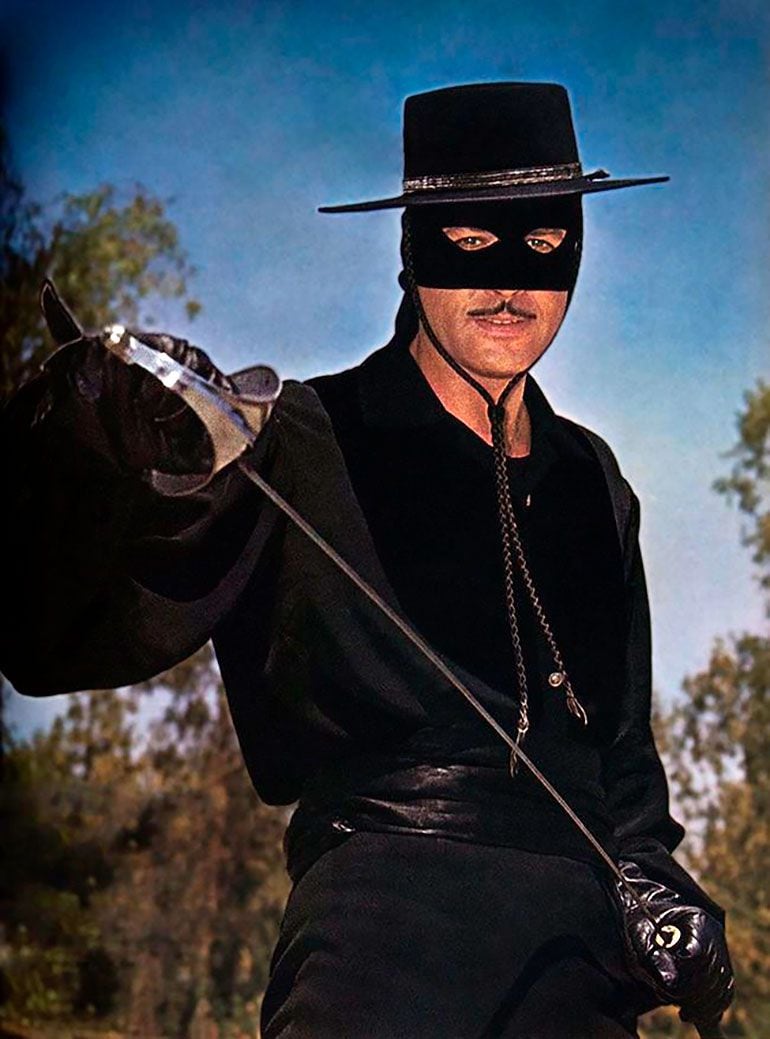 Guy Williams en el papel que lo inmortalizó y hasta hoy cautiva cuando lo repiten en tevé: El Zorro