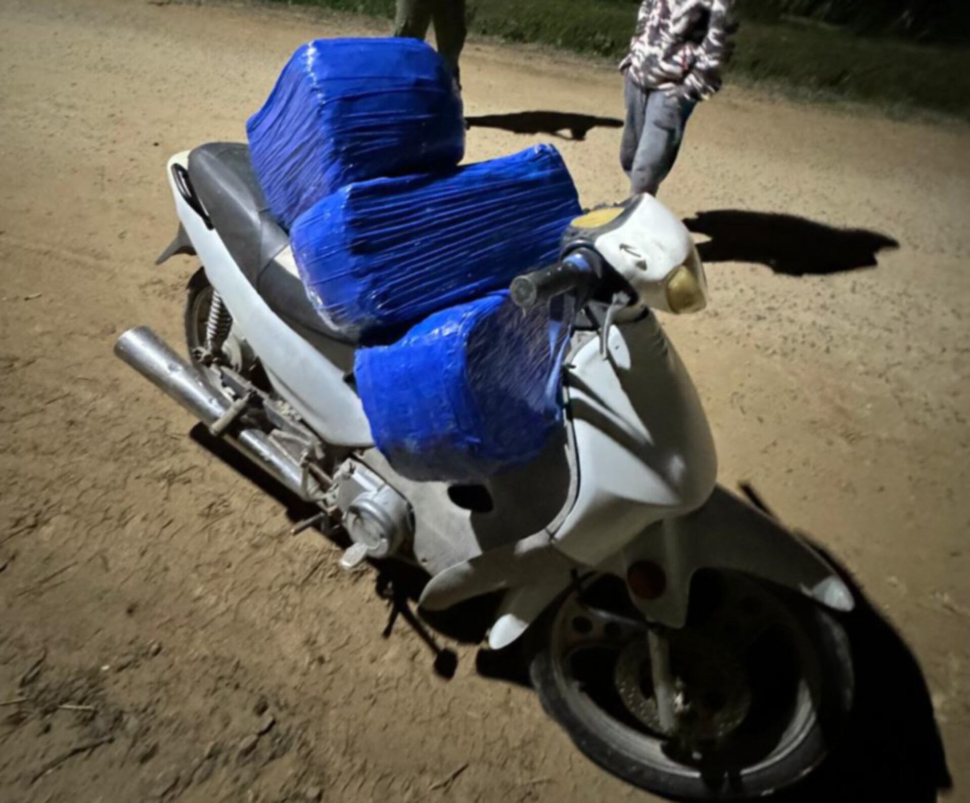 Gendarmería detuvo a una mujer en moto que confesó haberse desprendido de más de 796 kilos de marihuana en Formosa (GNA)