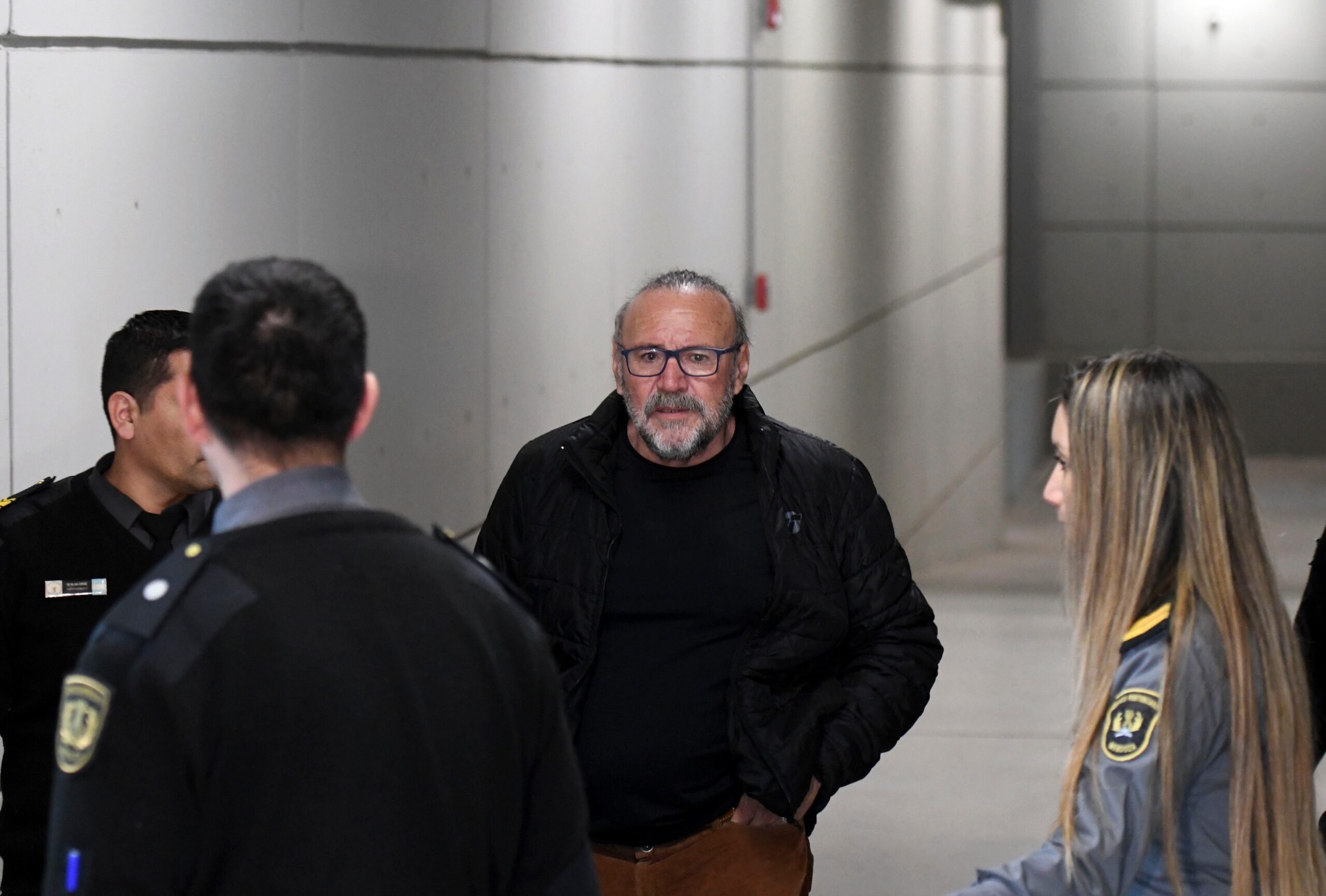 Cacho Garay en su ingresó a la audiencia en el Polo Judicial (Télam)