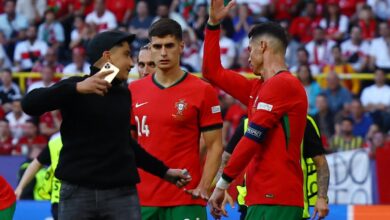 Photo of Locura en la Eurocopa por Cristiano Ronaldo: un fanático saltó desde la tribuna para saludarlo, casi lo lastima y cayó por el hueco de una escalera