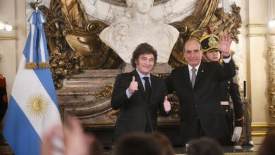 Photo of En una ceremonia breve y sin discursos, Javier Milei le tomó juramento a Guillermo Francos como jefe de Gabinete