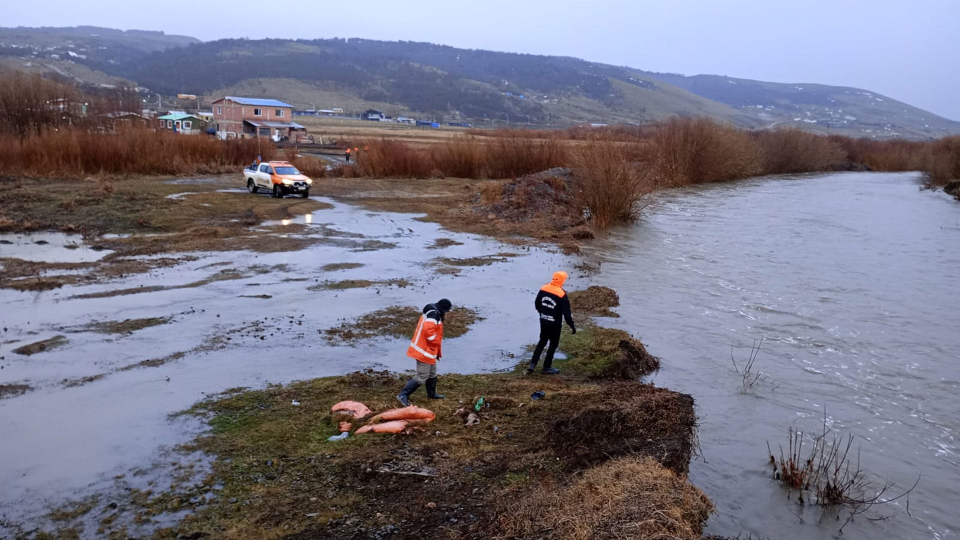 Santa Cruz: los fuertes vientos aceleraron el deshielo y algunas localidades quedaron bajo agua