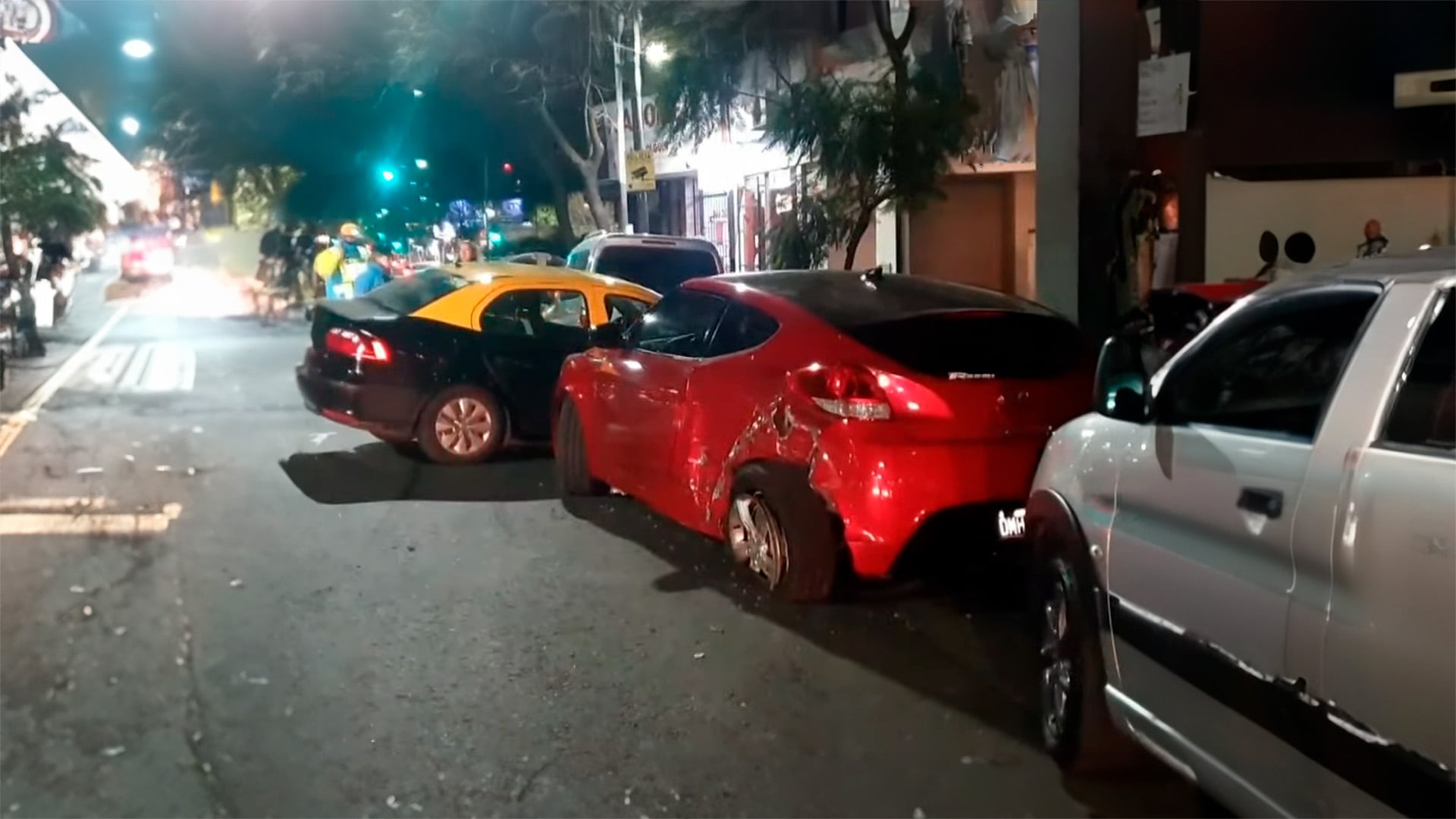 Un taxi chocó a dos autos estacionados y volcó