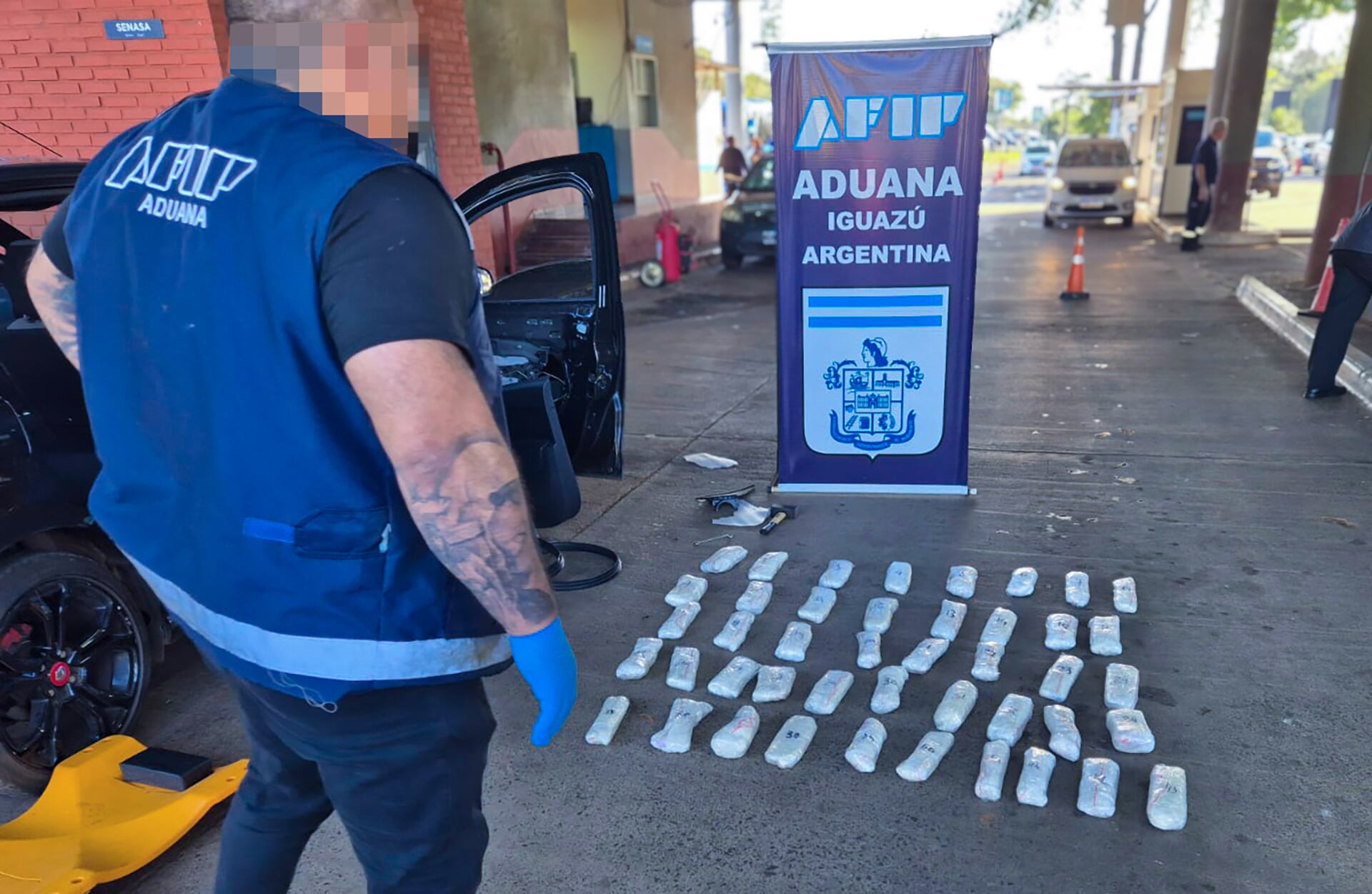 secuestraron 40 kilos de cocaina ocultos en un auto que venia de brasil