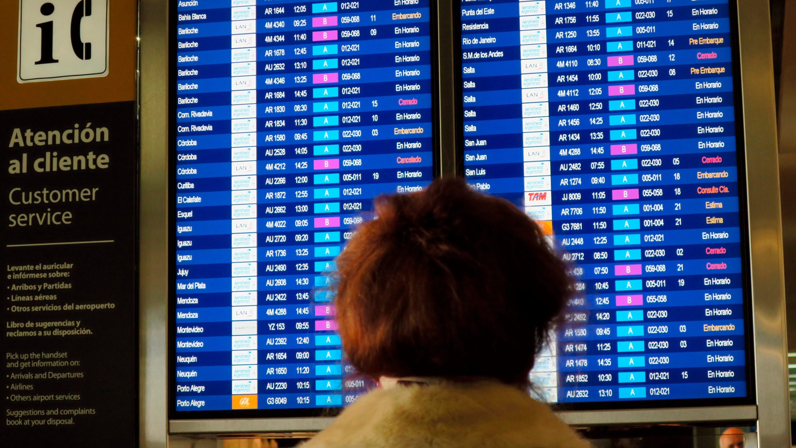 Trabajadores aeronáuticos realizan asambleas de dos horas, lo que provoca demora en los vuelos (EFE/Nerea González/Archivo)