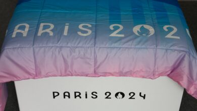 Photo of La intimidad de los atletas olímpicos en París 2024: de las camas de cartón hasta los preservativos que les facilitan